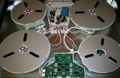 мастер ремонтирует повреждённый диск индукционной варочной панели Бош